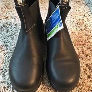 Never worn size 7 (US) 5(AU) Blundstones
